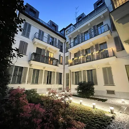 New Quiet And Design In The Heart Of * Milano